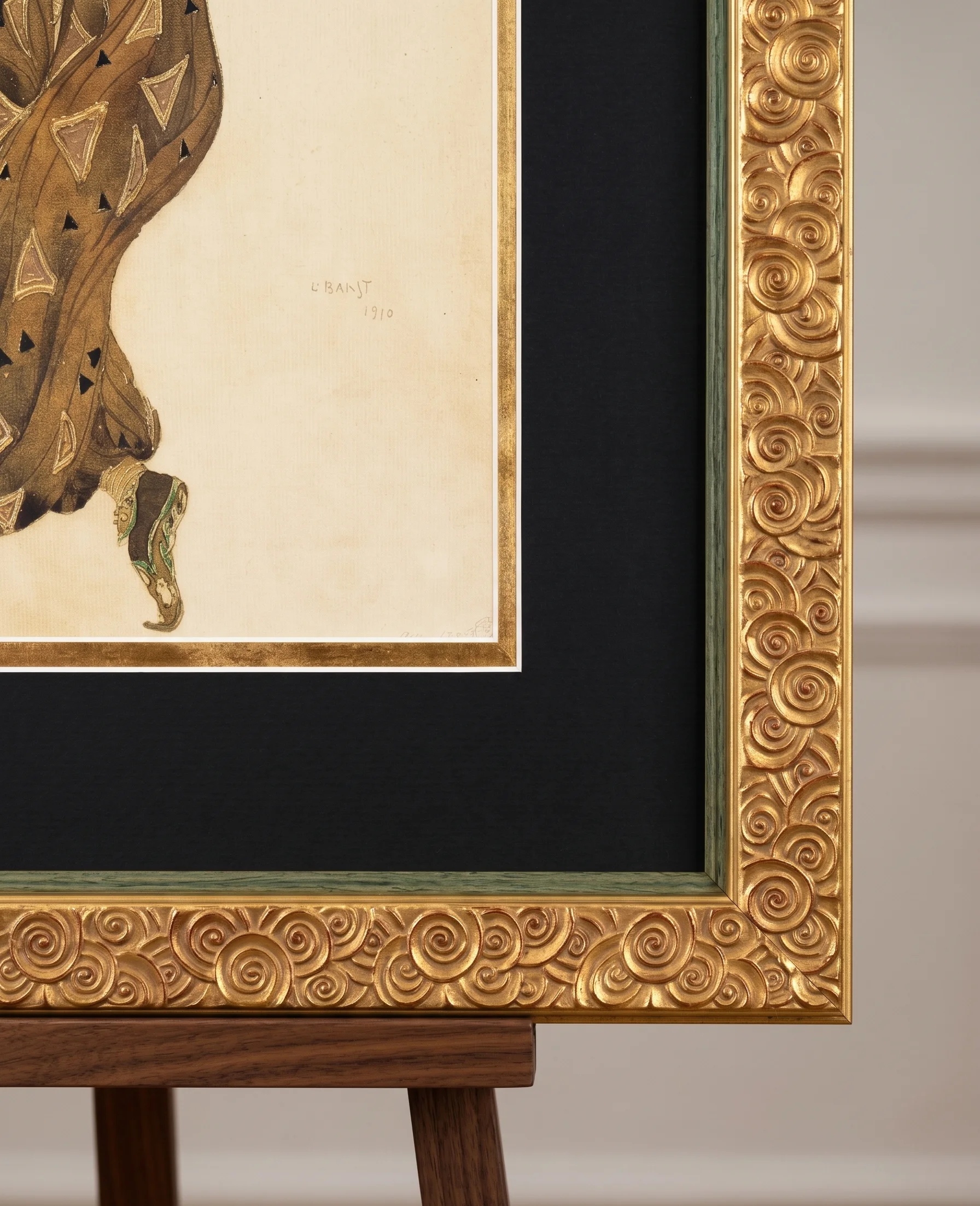 Détail du cadre doré : volutes sculptées, marie-louise verte, mat noir