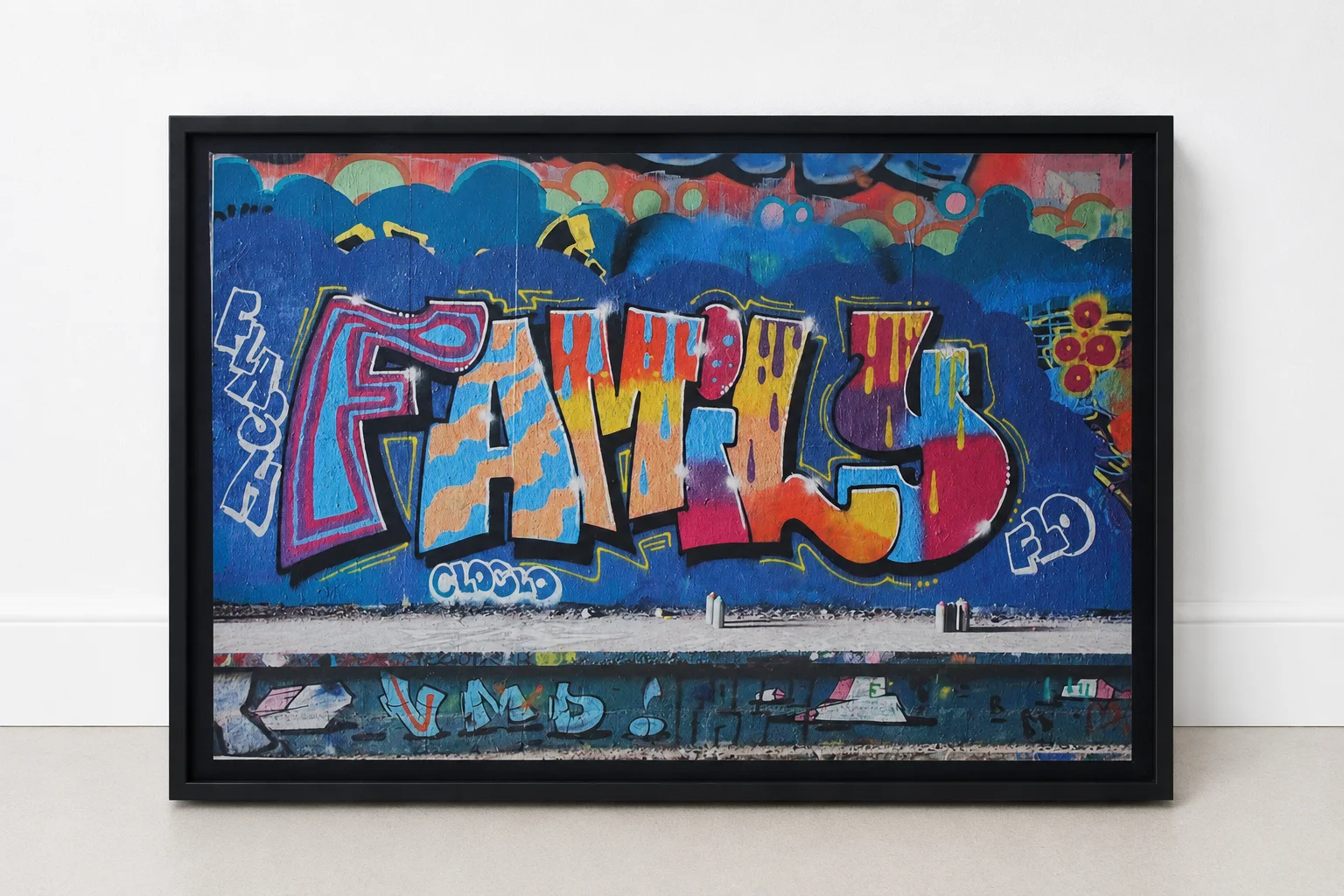Photographie d'un tag coloré « FAMILY » réalisé sur la petite ceinture à Alésia (Paris 14), encadrée dans une caisse fine noire