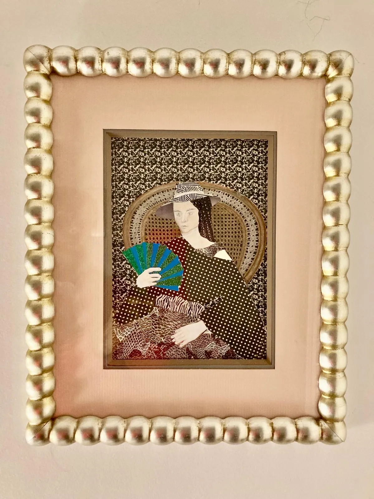 Portrait pop d'une femme à l'éventail vert dans un cadre doré à perles