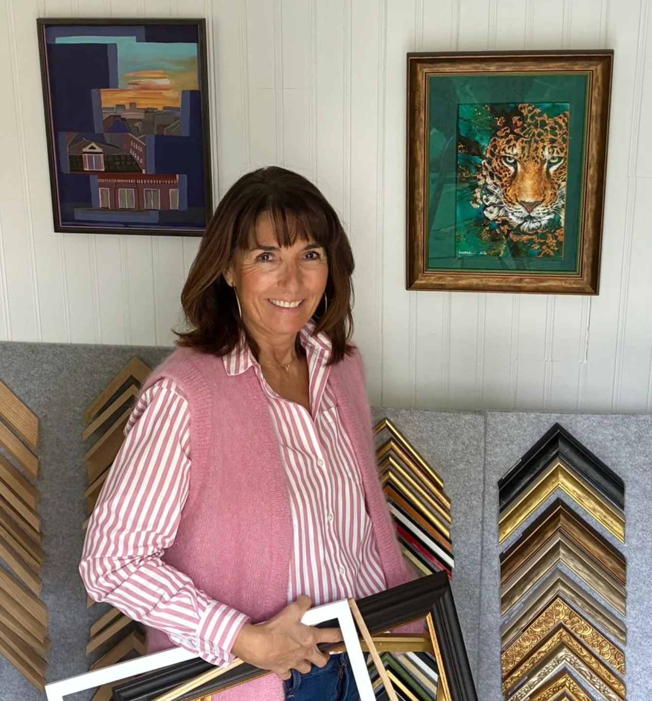 Florence Barral dans son atelier, entourée de cadres en bois