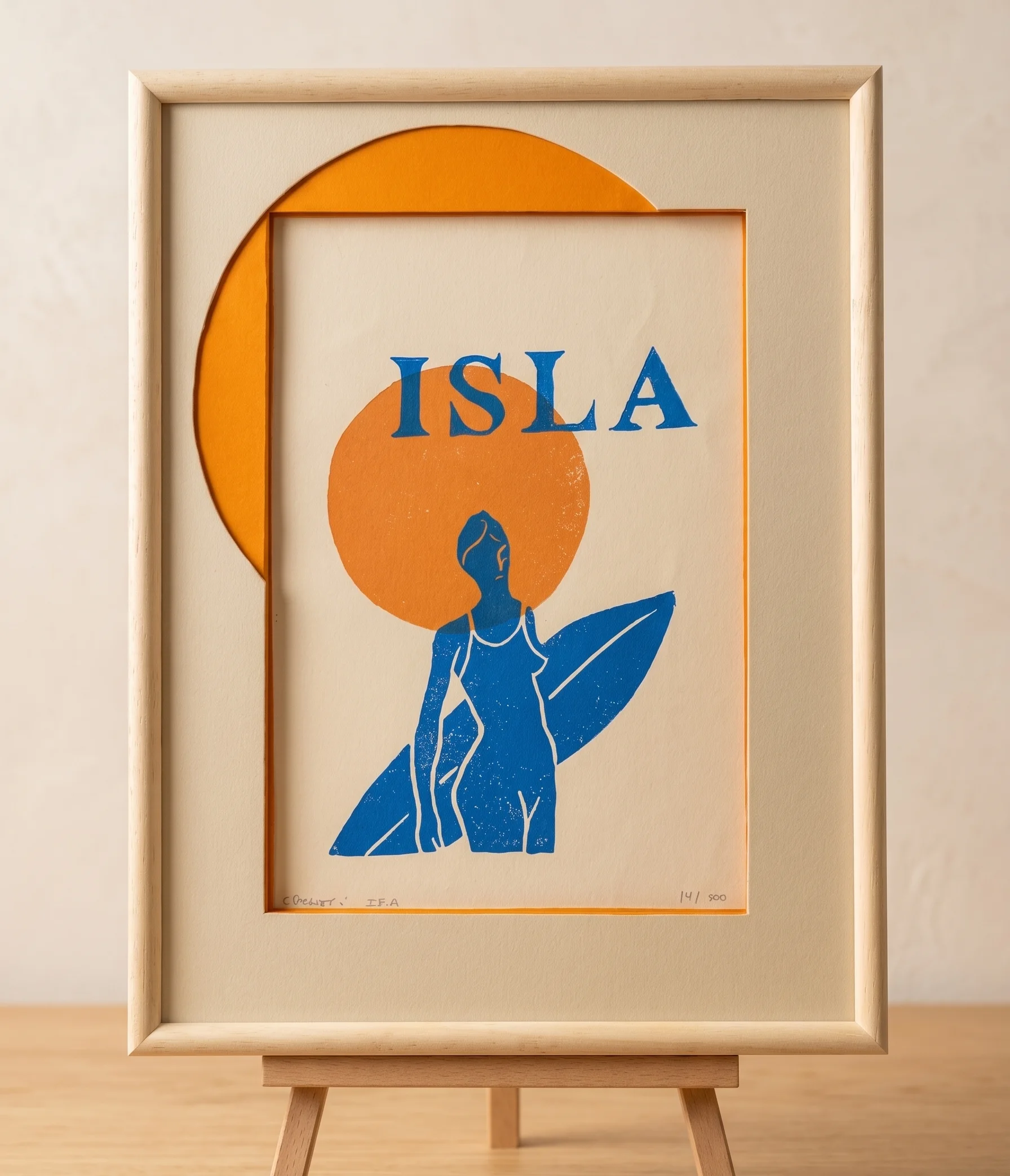 Sérigraphie « Isla » encadrée dans un cadre en bois clair, posée sur un chevalet