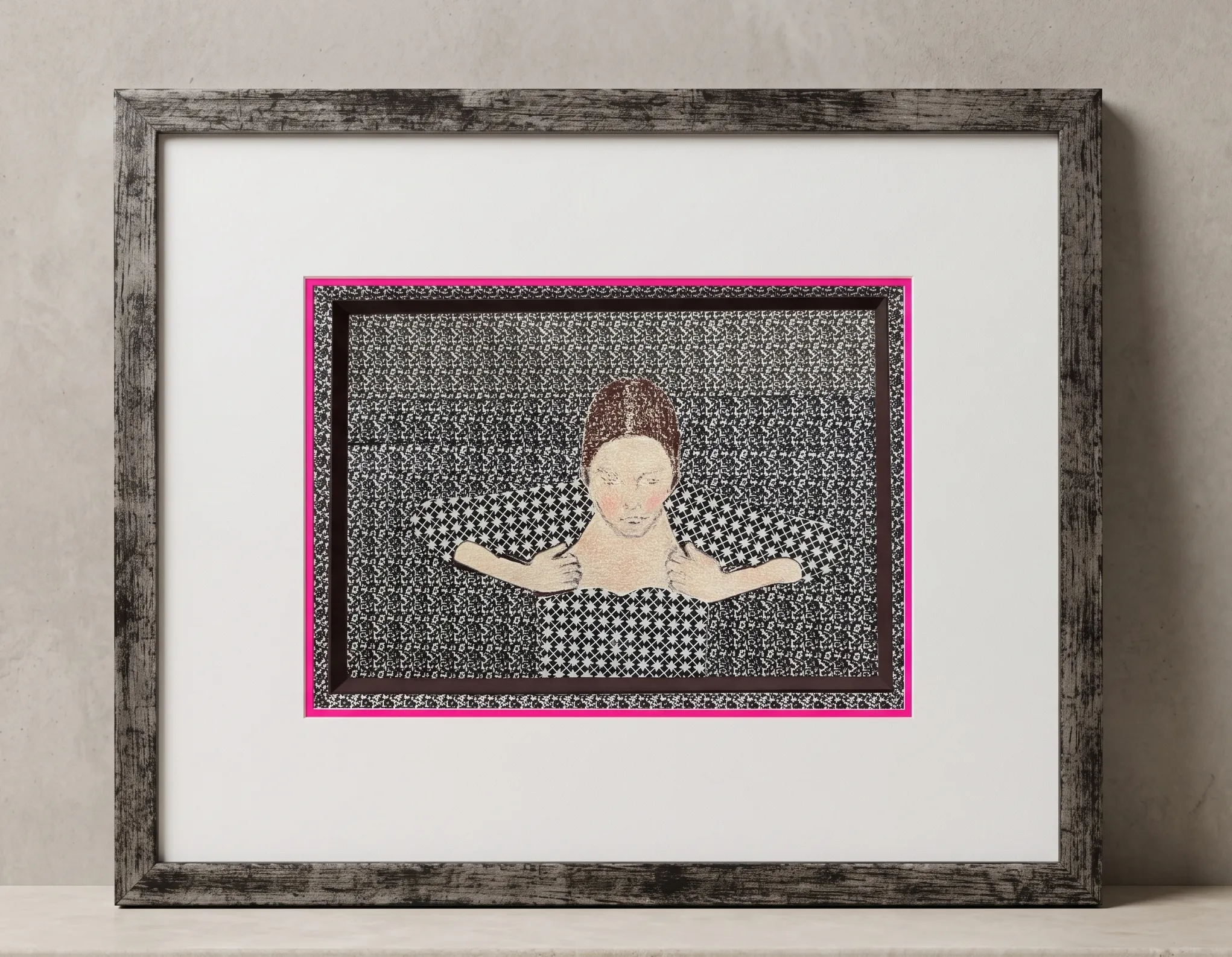 Portrait dessiné d'une femme aux bras tendus, sur fond à motifs noir et blanc, filet rose fluo dans un cadre en bois noir patiné