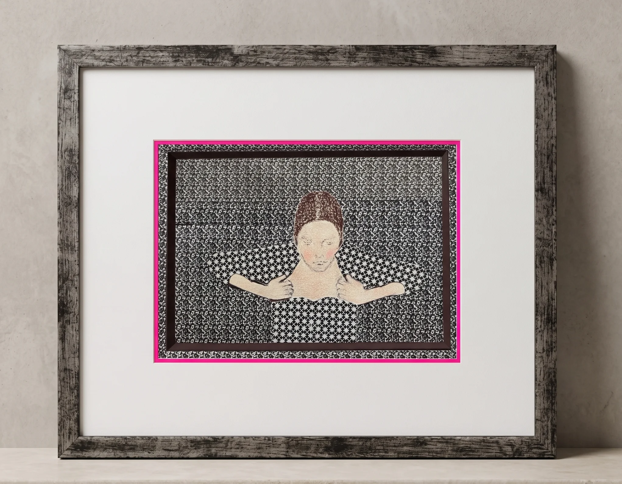Portrait dessiné d'une femme aux bras tendus, sur fond à motifs noir et blanc, filet rose fluo dans un cadre en bois noir patiné