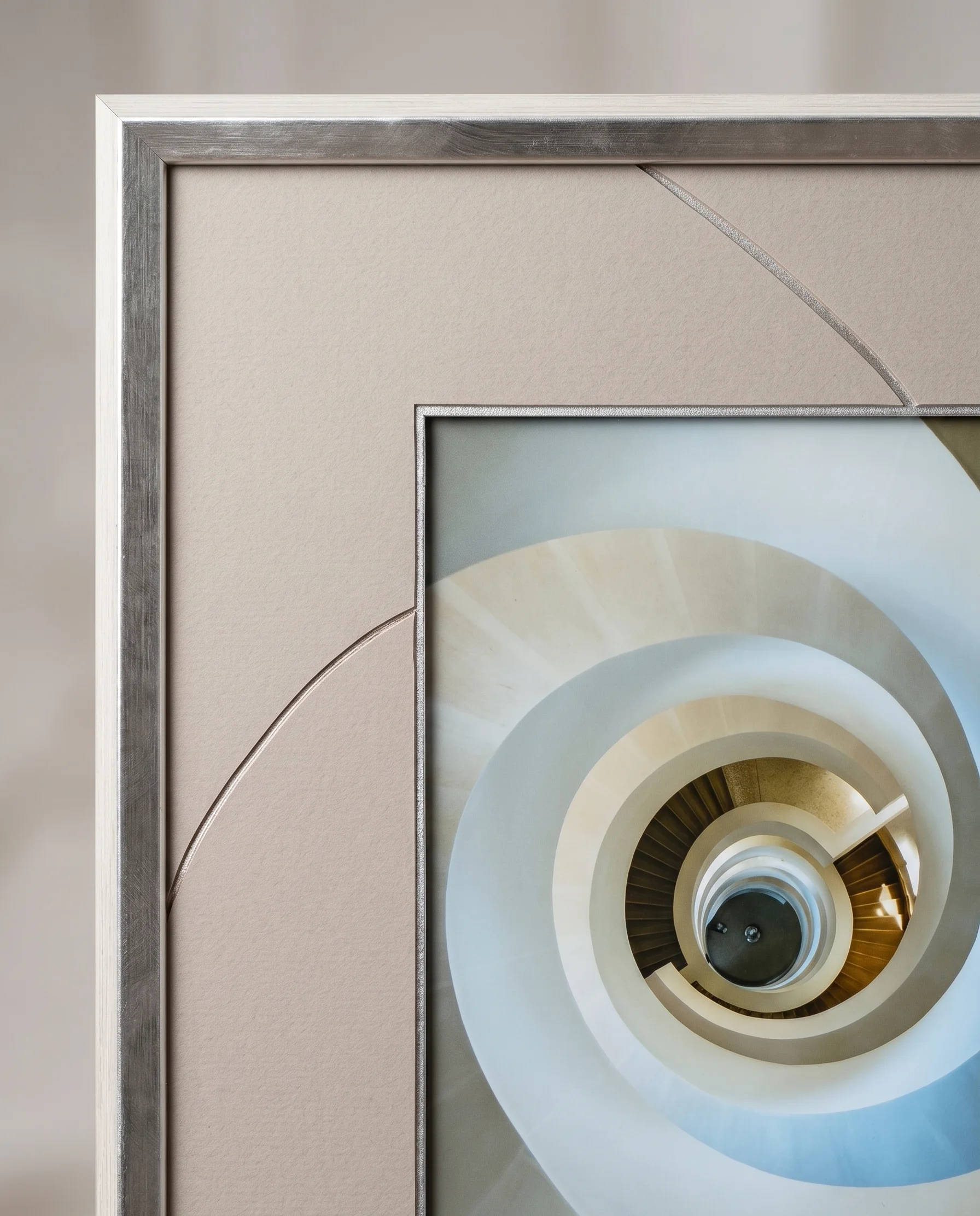 Détail du passe-partout : courbes décoratives découpées à la main qui prolongent la spirale du sujet